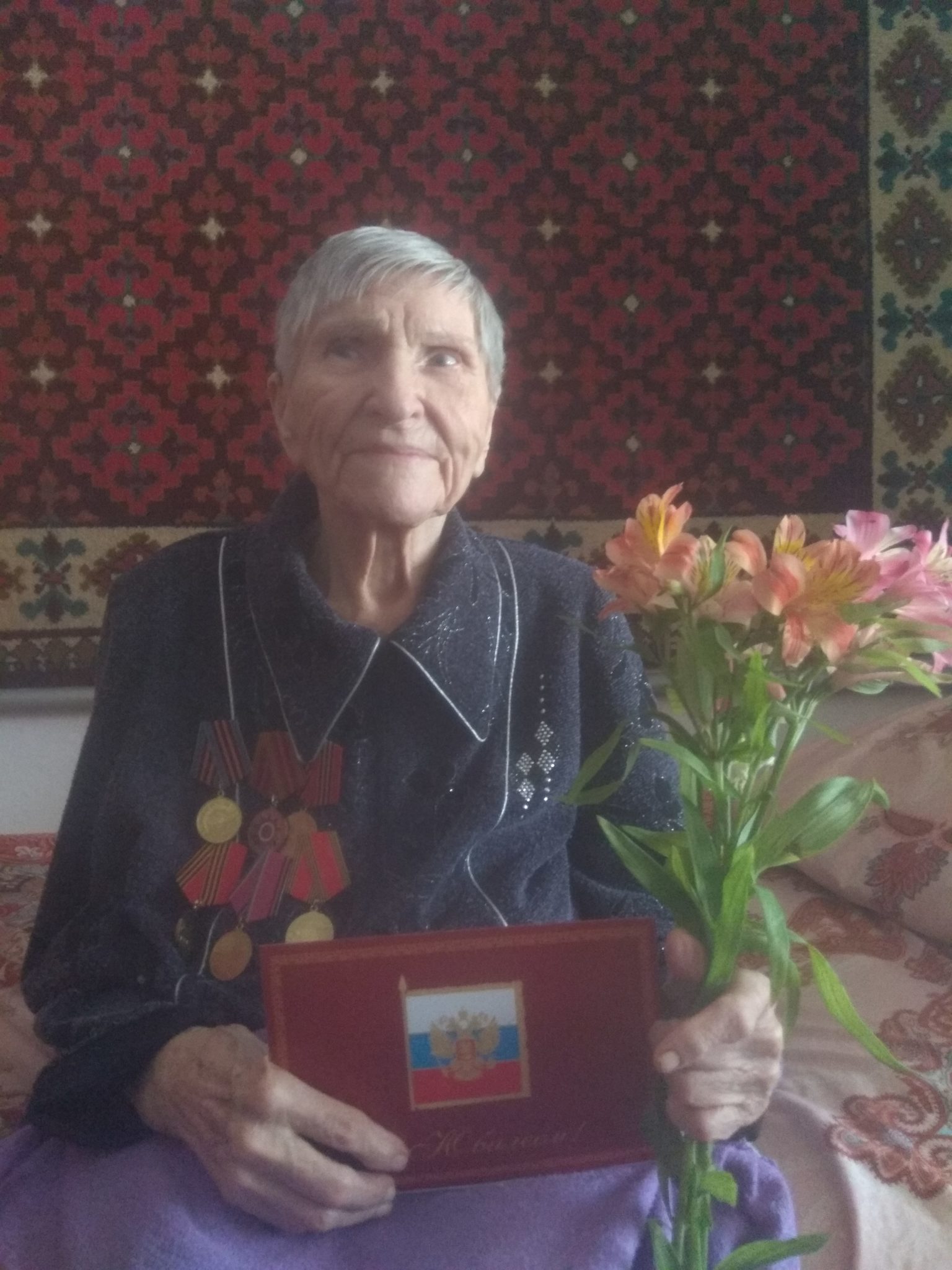 95- летний юбилей ветерана Великой Отечественной войны, труженика тыла  Антонины Васильевны Алексеенко | КЦСО г.Керчи